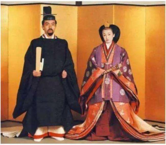 日本天皇的地位和作用