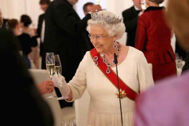 为什么英国人都很尊重女王