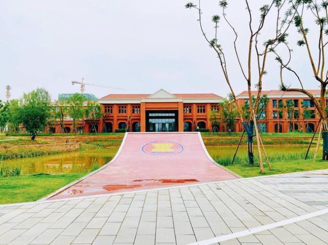 中国东盟艺术学院是民办大学吗