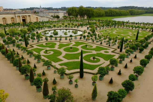 法国凡尔赛宫是建在什么地形上
