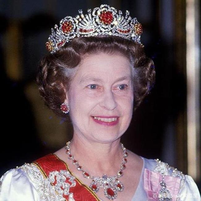 英女王为何不戴王冠