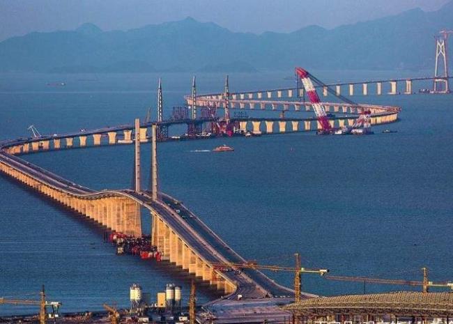 港珠澳大桥是谁设计和建造