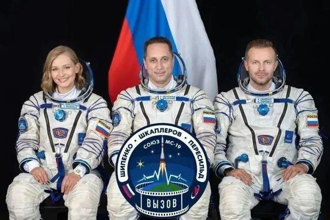 俄罗斯第一次进入太空是几个人