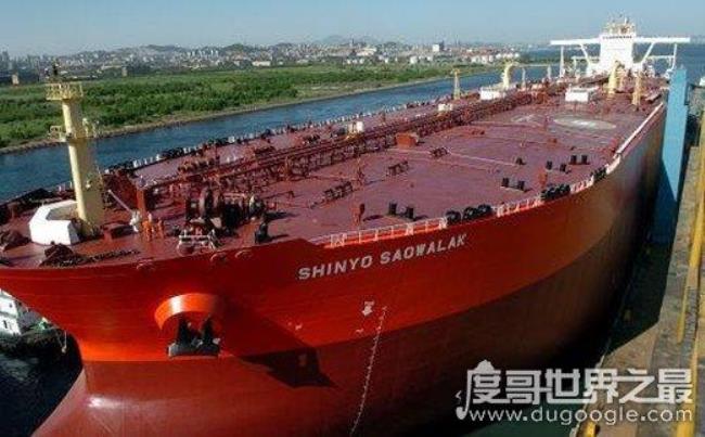 中国第一艘万吨巨轮