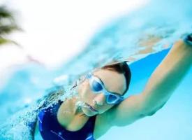 自由泳越放松游起来越轻松，自由泳不累的呼吸技巧