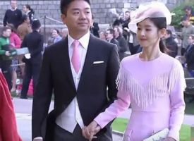 刘强东章泽天十指紧扣现身英国皇室公主婚礼，深情对望超甜蜜！