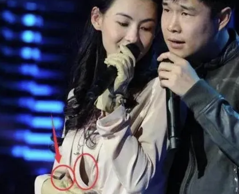 在一次晚会中，张柏芝和小沈阳在台上合作歌曲《爱上了你》