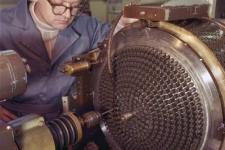 1977年，一名机械加工工人正用铰刀精细加工一个特殊的金属部件