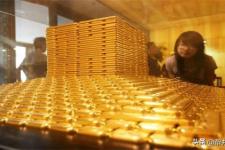 目前全球GDP总量是95万亿美元，世界黄金总储备量15万吨等于15亿克