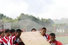 贵州：中学军训汇演“硝烟弥漫”，学生“上阵杀敌”
