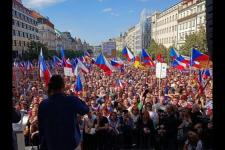 7万名捷克民众走上首都街头示威抗议能源价格飙升