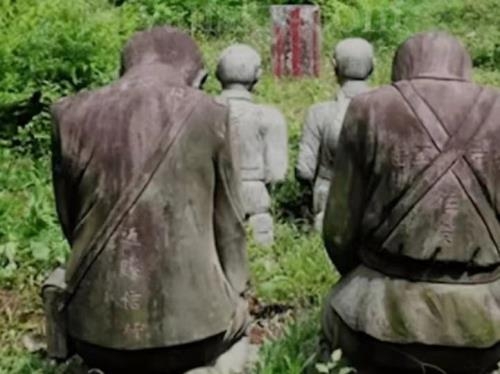在云南腾冲的国殇墓园里，有4座跪着的日本人雕像