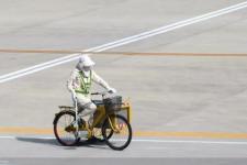机场里能不能骑自行车？葡萄牙航空一架A320neo在几内亚降落时