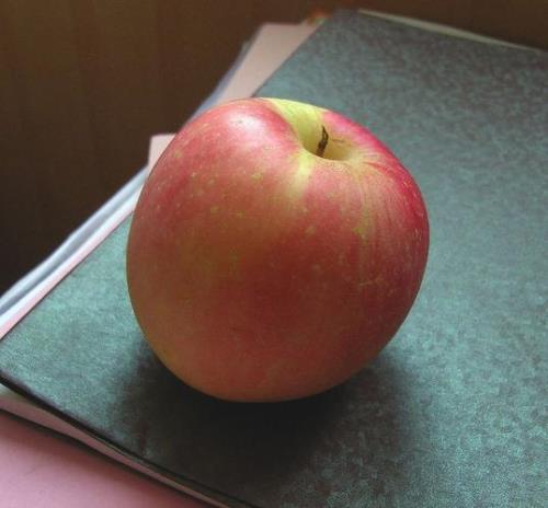 一个苹果宽多少