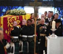 根据美媒Politico的报道，前往伦敦参加英国女王伊丽莎白二世葬礼的各国领导人及其配偶已经被要求乘坐商务航班前往