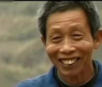 2007年，四川泸县农民谷玉田的儿子在古墓旁的破陶罐里捡到了69枚金戒指