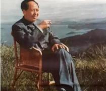 这两幅毛主席照片，据说都是江青同志拍摄的