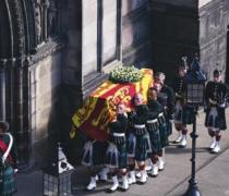 当地时间17日，拜登抵达伦敦，参加女王的葬礼