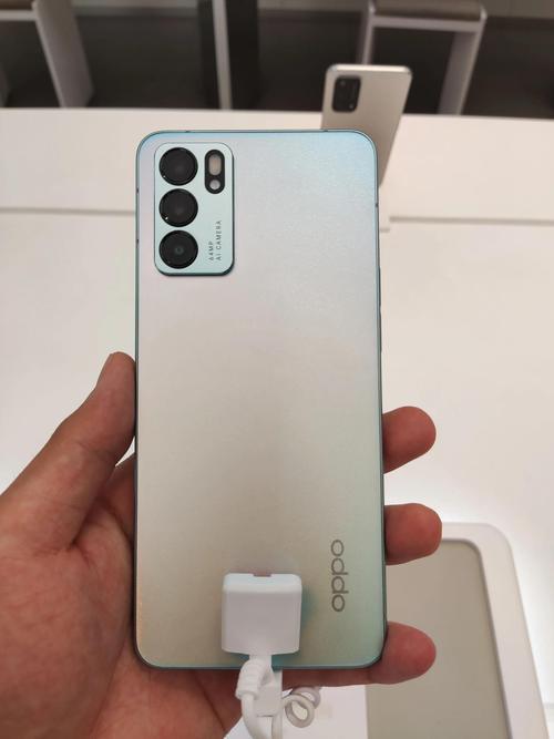 opporeno6屏幕刺眼吗