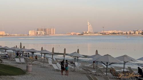 迪拜靠近海边为什么还干燥