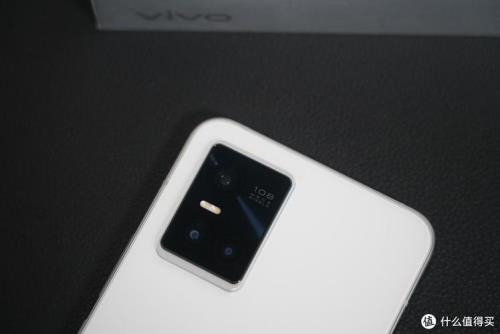 vivo s10pro后盖是玻璃吗