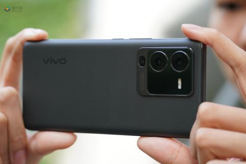 vivo s15 pro曲面屏容易碎吗