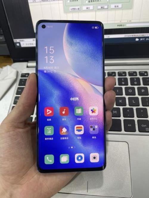 opporeno5pro上面小孔是什么