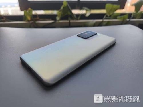 iqooz5 和realme 哪个好