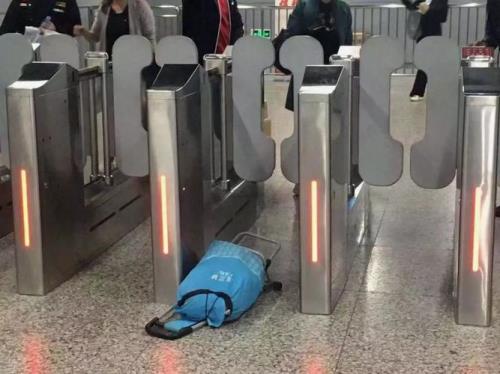 上海地铁闸机怎么拉行李箱