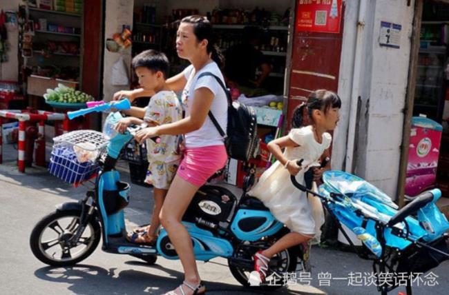 形容骑电动车的女孩