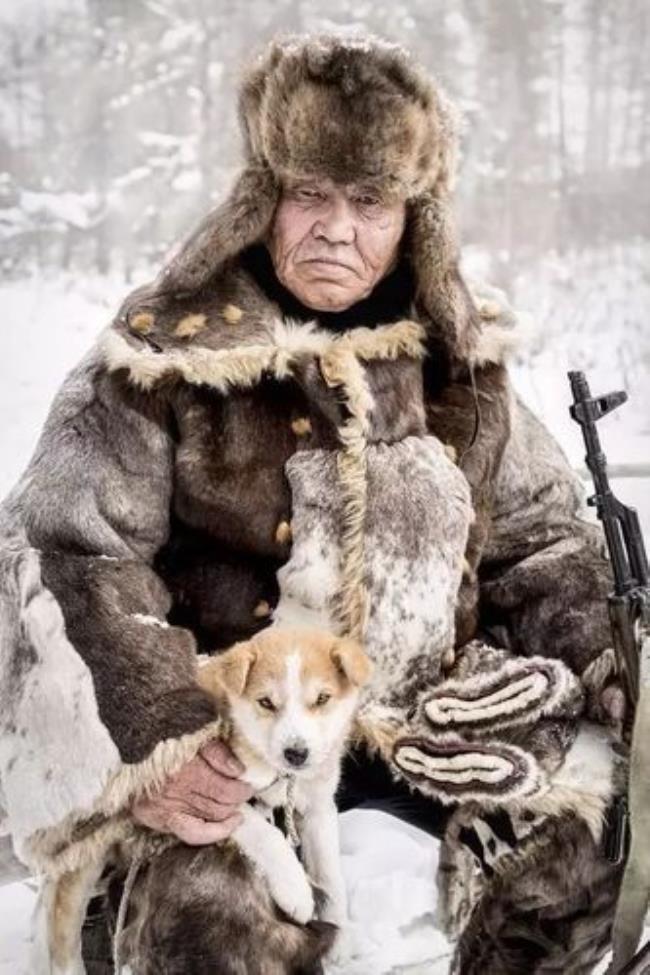 俄罗斯西伯利亚传统服装