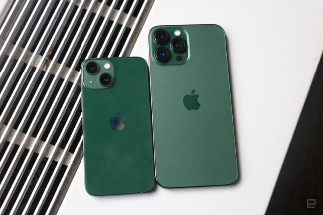 苹果13pro屏幕发绿正常吗
