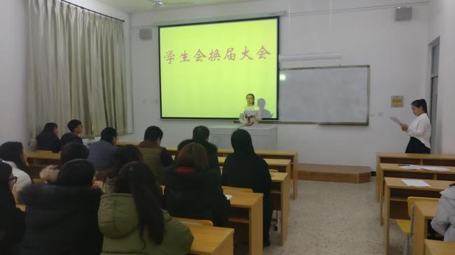 作为班委和学生会成员应该怎么做