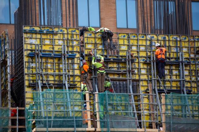 美国建筑工人现在工资多少