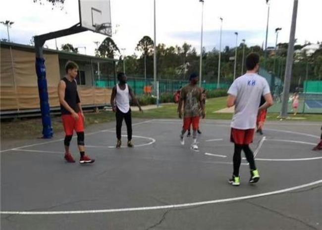 为什么黑人更会打篮球