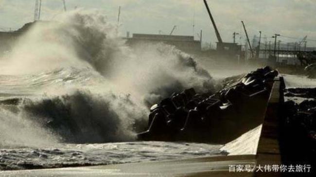 为什么船靠岸~船员要站在舰桥上