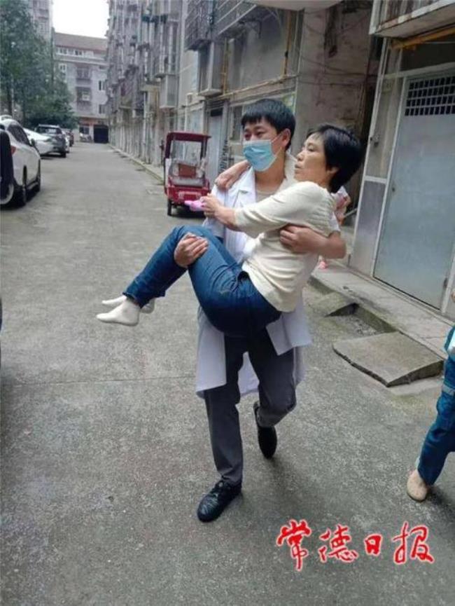 女生跳起来抱男生叫做什么抱