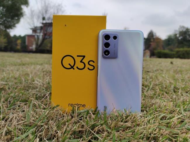 realme Q3s手机中框是纯塑料材质