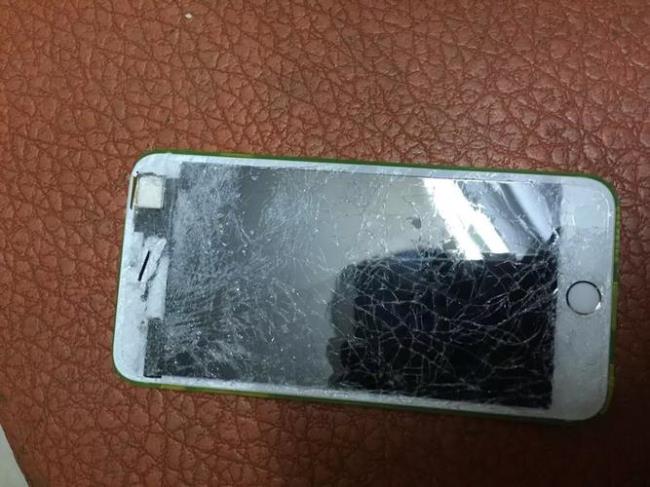 iPhone手机容易摔爆真的吗