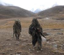 印军狙击小组在高原训练，看行头打扮还是比较像模像样的