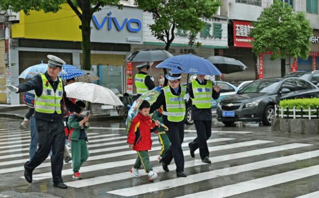 学校门口高峰期应该配交警吗