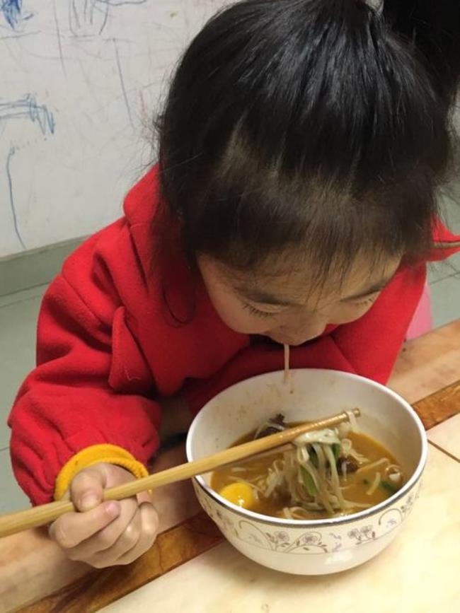 五岁小孩还不会用筷子怎么办