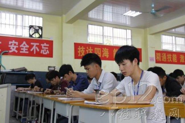广西南宁商贸学校是多少本学校