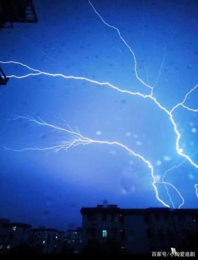 雷声闪电暴风大雨四字成语