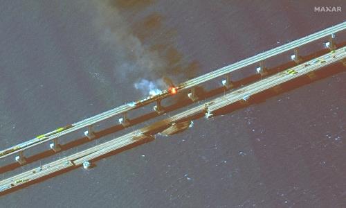 克里米亚大桥爆炸的高清卫星图显示爆炸对大桥造成了严重的影响