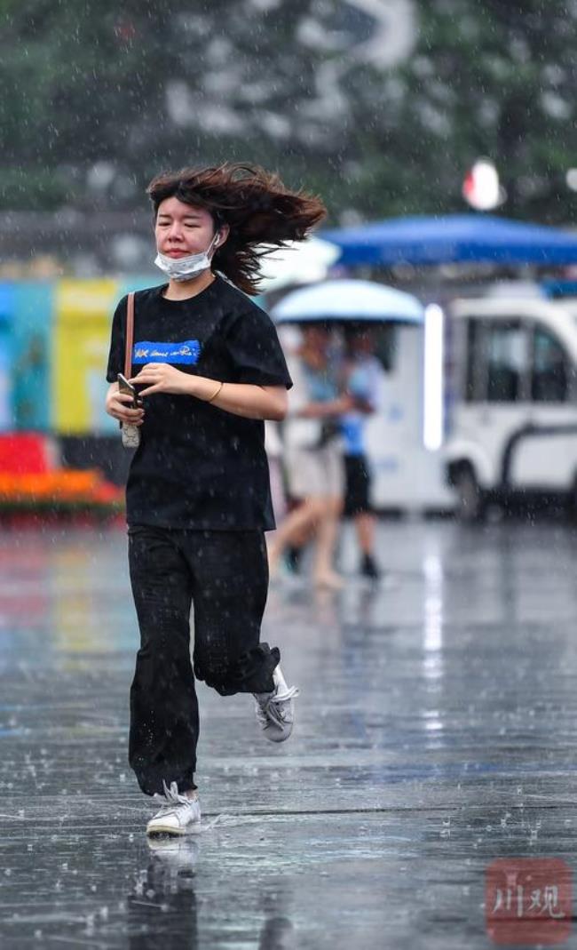 下雨天令人猝不及防是什么意思