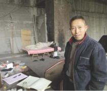 2008年，四川一个男子放弃家庭住进了桥洞里