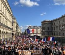 马克龙话音未落，巴黎街头再次出现大规模抗议