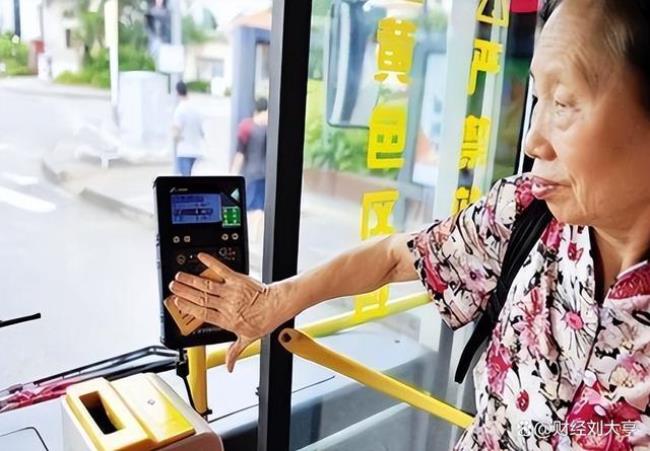 福建莆田65岁老人能免费坐公交吗