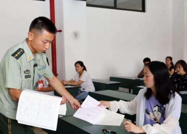 当大学辅导员还是应届生身份吗